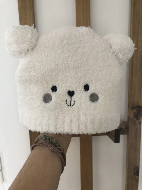 Gorro blanco peludito osito. BROER. Talle 2 años.