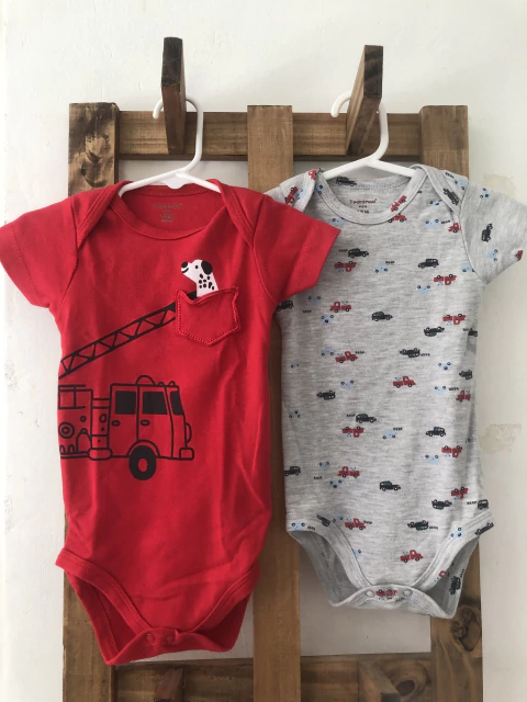 Set- Dos bodys MC rojo y gris bomberos. Tedninak. 18 meses.