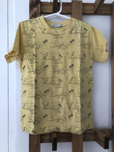 Remera MC mostaza con dinos. Weak Meak. Talle 6 años.