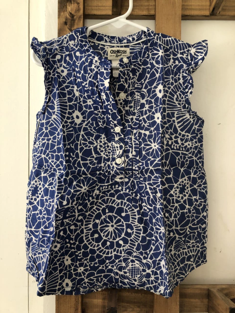 Blusa azul con volado en mangas. OSHKOSH. 6 años.