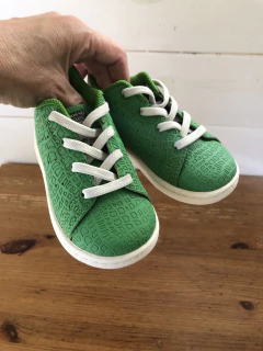 Zapatillas verdes con cordón. ADIDAS. Talle 21/ 22. Como nuevas. - comprar online