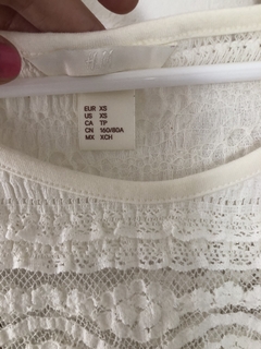 Remera blanca MC con encaje. HYM. talle XS de adulto. - comprar online