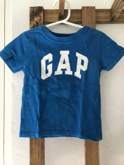 18M | Remera azul MC GAP. 18 messs.