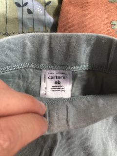 Set- Dos bodys MC verde y marrón con dinos + pantalón algodón celeste. CARTERS. Recién nacido. en internet