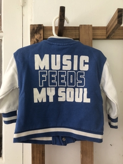 18/24M | Outlet- Campera de algodon celeste y blanca. con inscripción atrás. ZARA. 18/24 meses. - comprar online