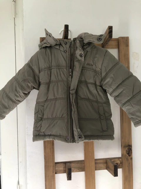 Campera verde con capucha . CHEEKY. 12 meses.