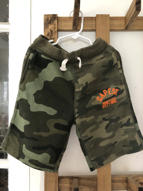 Bermuda camiflada verde de algodón. GAP. 6/7 años.