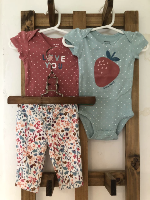 SET 3M | Dos bodys MC rosa y celeste con frutilla mas un pantalón de algodón. CARTERS. 3 meses.