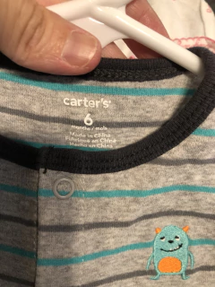 Enterito de algodon gris con rayas y dibujo atras. CARTERS. 6 meses. - comprar online