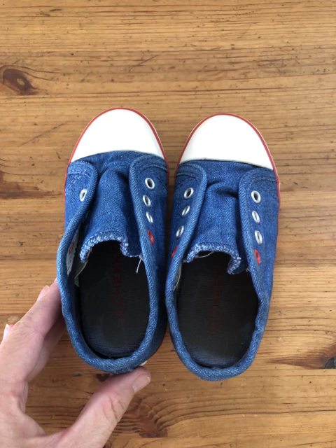 Zapas azules sin cordón. CHEEKY. Talle 23.