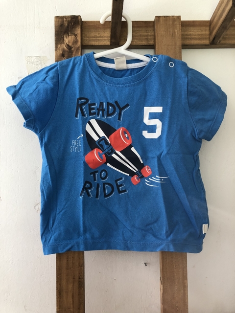 Remera azul MC con skate. CHEEKY. 1 año.