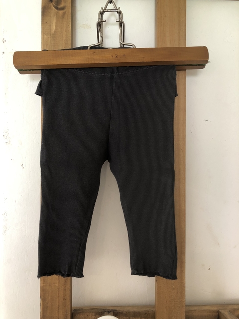6M | Pantalón de algodón gris oscuro con volado atras. HYM. 6 meses.