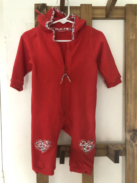 9M | Enterito de polar rojo con capucha. CHEEKY. 9 meses.