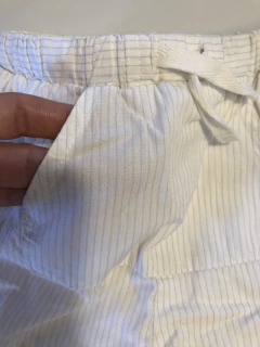 Pantalón blanco a rayas grises. ZARA. 3 meses. Forrado adentro. - comprar online