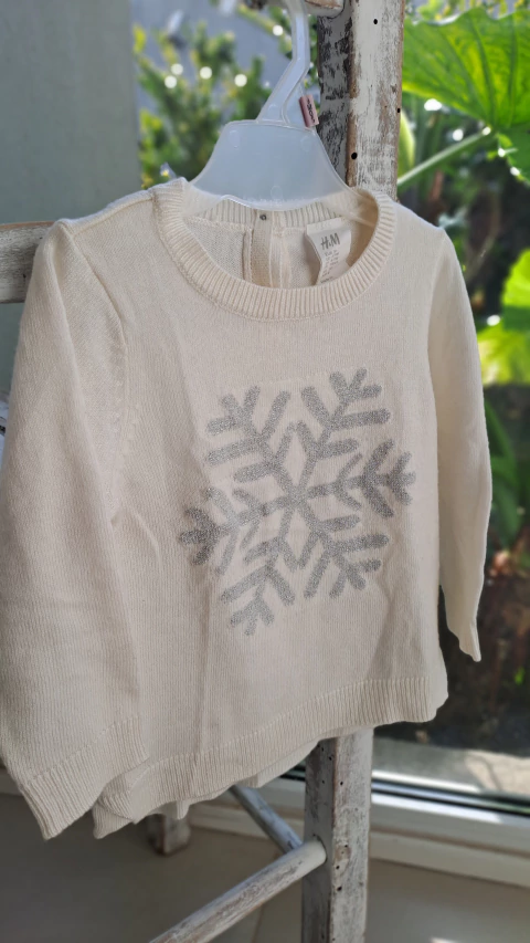 6/9M | Sweater crudo c símbolo en plateado brillo. H&M. Talle 6a9 meses