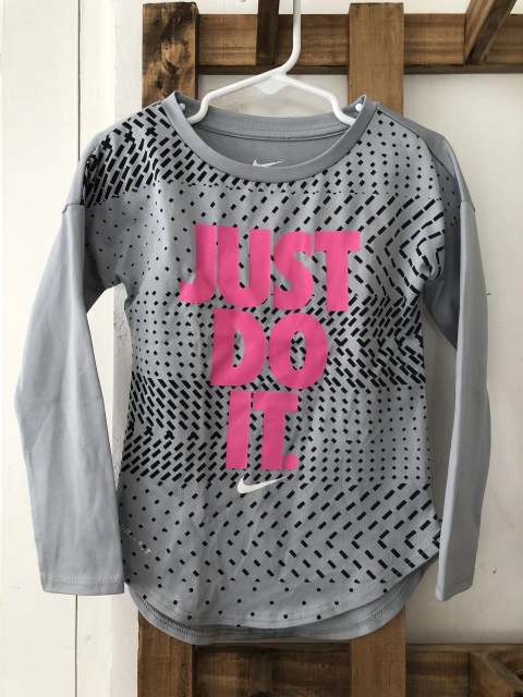 3/4A | Remera ML deportiva gris. NIKE. 3/4 años.