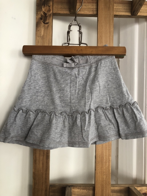 Pollera de algodón gris con short. PLACE. 4 años.