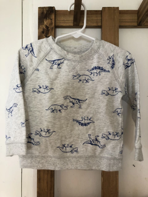 Buzo gris con dinos. CARTERS. 24 meses.
