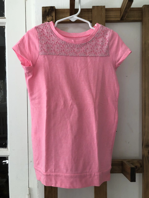 Remera MC rosa con encaje. CARTERS. 6 años.