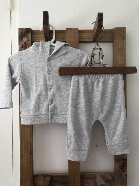 Set- Buzo con capucha y pantalón de algodón gris. PCM. 1 mes.