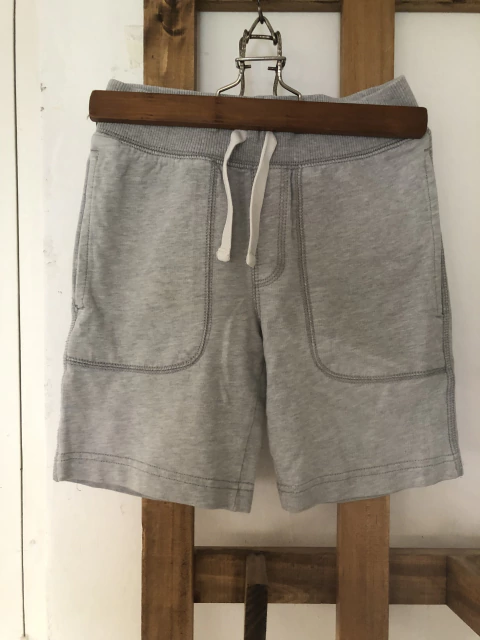 /A | Short gris de algodón con elástico. CARTERS. 7 años.