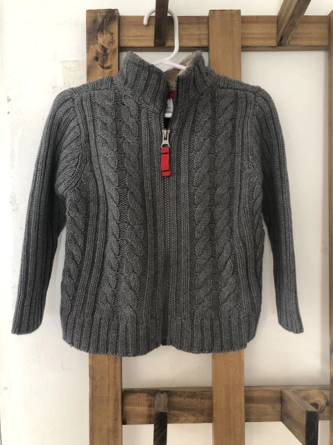 Sweater gris con cierre y cuello con corderito. CARTERS. 3 años.