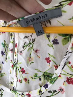 Blusa musculosa blanca con flores y encaje abajo. Basement. Talle M de adulto. en internet