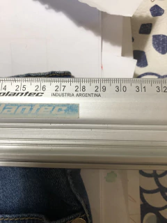 Pollera de jean con flores bordadas. LE UTHE. Dice talle 10 pero es mas chico. Ver medidas cintura. - Lo Canto • Moda Circular
