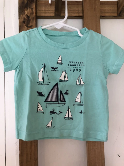 6M | Remera MC turquesa con barcos. CARTERS. 6 meses.