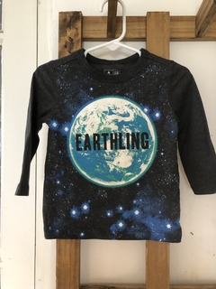Remera ML gris con planeta. GAP. 12/18 meses. - comprar online