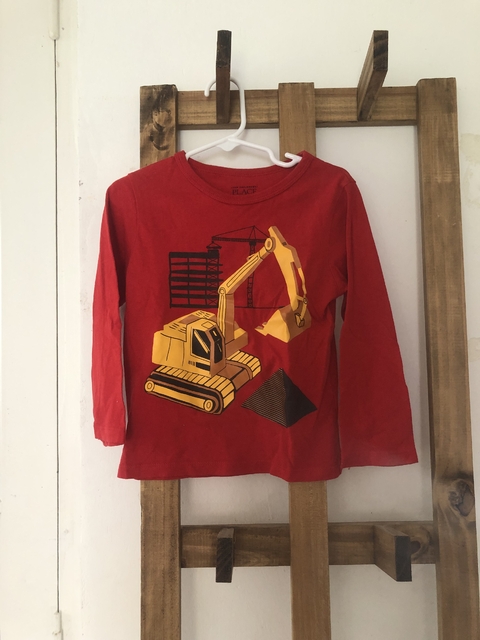 Remera ML roja cin grúa. CHILDRENS PLACE. 3 años.