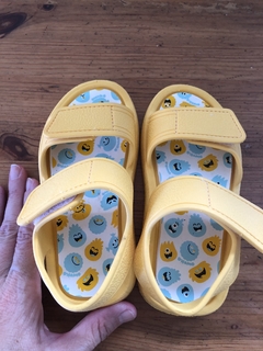 NUEVAS- Sandalias amarillas con velcro. OWOKO. Talle 23/24. - Lo Canto • Moda Circular