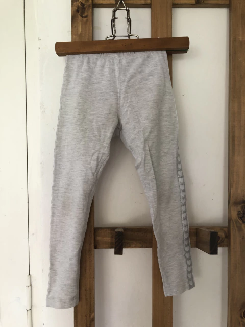 Calza gris con franja corazones. GRISINO. 4/5 años.