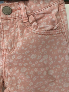 Jean rosa con flores blancas. GAP. 3 años. en internet