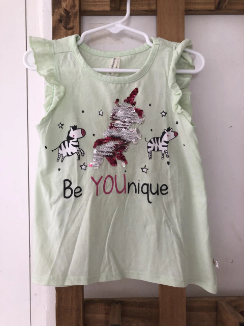 Musculosa verde agua con unicornios. Talle 4 años.