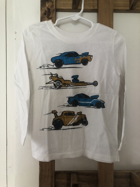 Outlet- Remera ML blanca con autos. CARTERS. 3 años.
