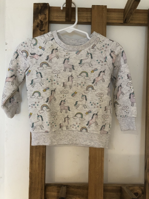 9M | Outlet- Buzo gris con unicornios. PRIMARK. 9 meses.