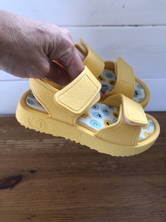 NUEVAS- Sandalias amarillas con velcro. OWOKO. Talle 23/24. - comprar online