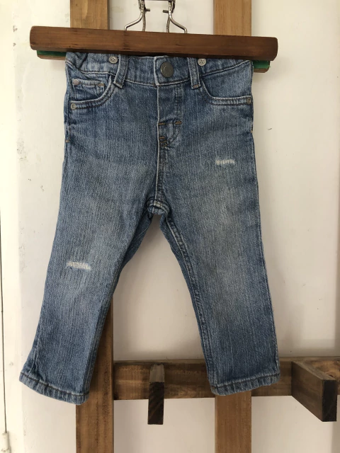 12M | Jean azul. HYM. 12 meses. Tiene elástico regulable. Es angosto.