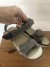 Sandalias de cuero grises con velcro. CLARKS. Talle 28.