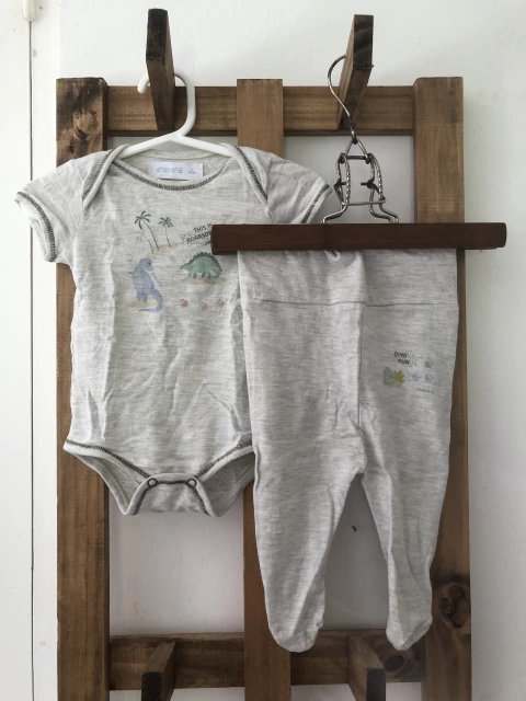 SET 3M | Body MC gris con dinos + pantalon ranita. ANAVANA. 3 meses.