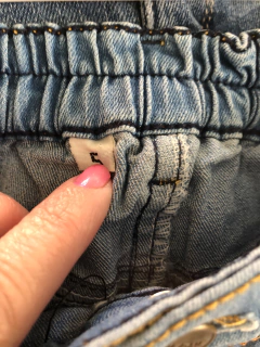 Short de jean con flores bordadas. 4 años. la cintira tiene 21 cm sin estirar. - comprar online