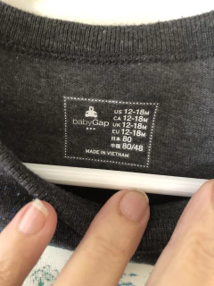 Remera ML gris con planeta. GAP. 12/18 meses. en internet