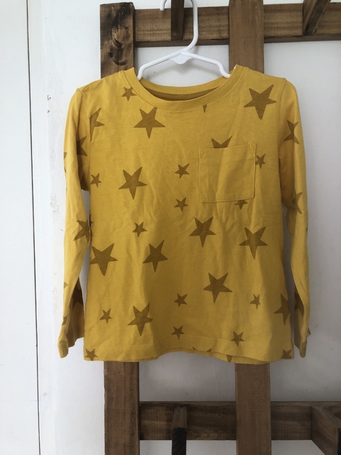 Remera mostaza con estrellas ML. HYM. 3 años.