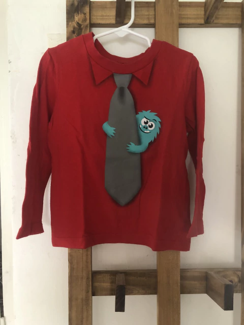 Remera ML roja con estampa corbatata y dibujo. CIRCO. 4 años.