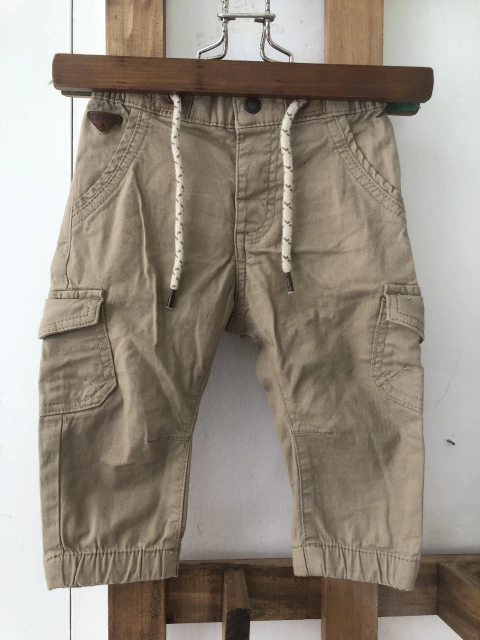 Pantalón cargo beige con elástico. MIMO. 12 meses.