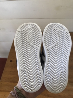 Zapatillas blancas con velcro. ADIDAS. Talle 24. - Lo Canto • Moda Circular