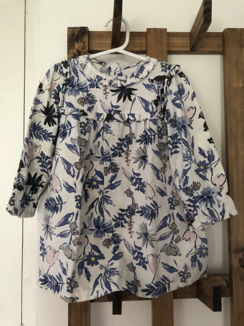 Vestido ML floreado azul y blanco. 3 años.