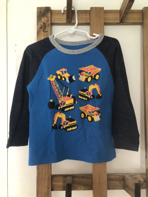 Remera ML azul y celeste camiones. Childrens Place. 3 años.