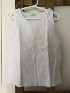 6A | Outlet- Musculosa blanca con flores. CHEEKY. Dice talle 8 perp parece mas 6 años. - comprar online